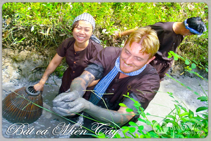 Du lịch Miền Tây trải nghiệm thú vui tát mương bắt cá (2015)